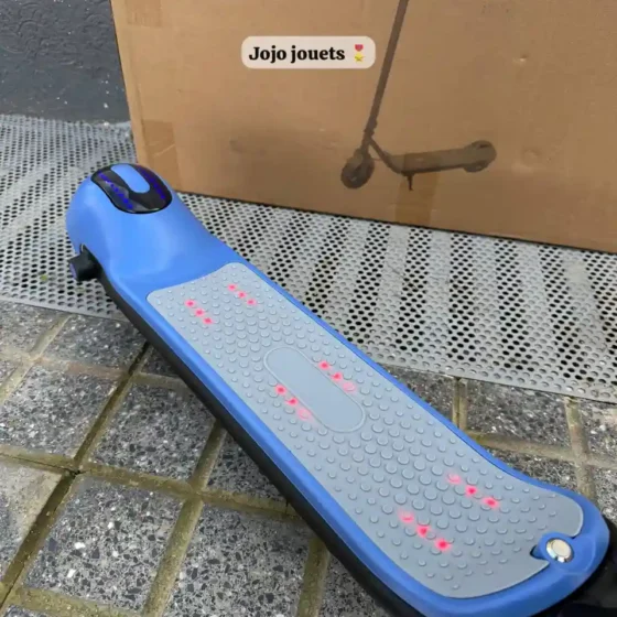Vue 13 de Trottinette électrique pour enfants Phantom Bluetooth 24V